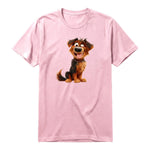 Un T-shirt rose à manches courtes et col rond, orné d'un motif représentant un chien sur le devant.