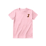 Un T-shirt rose à manches courtes et col rond pour jeune, orné d'un motif représentant un chien sur la poitrine gauche.