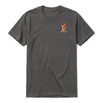 Un T-shirt charbon à manches courtes et col rond, orné d'un motif représentant un chien sur la poitrine gauche.