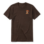 Un T-shirt chocolat à manches courtes et col rond, orné d'un motif représentant un chien sur la poitrine gauche.
