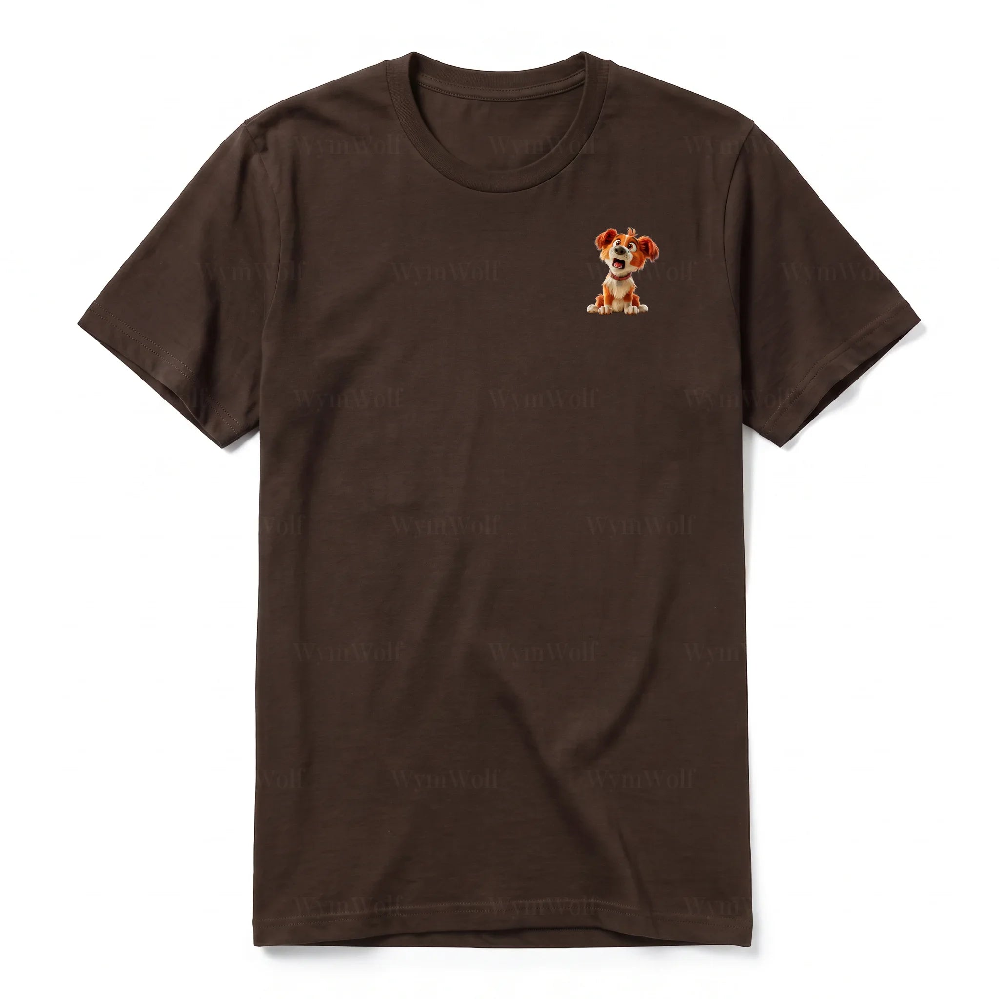 Un T-shirt chocolat à manches courtes et col rond, orné d'un motif représentant un chien sur la poitrine gauche.