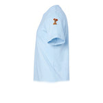 Un T-shirt poudre à manches courtes et col rond, orné d'un motif représentant un chien sur le haut de la manche gauche.