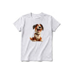 Un T-shirt gris cendré à manches courtes et col rond pour jeune, orné d'un motif représentant un chien sur le devant.
