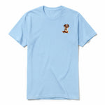 Un T-shirt poudre à manches courtes et col rond, orné d'un motif représentant un chien sur la poitrine gauche.