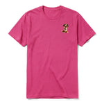 Un T-shirt framboise à manches courtes et col rond, orné d'un motif représentant un chien sur la poitrine gauche.