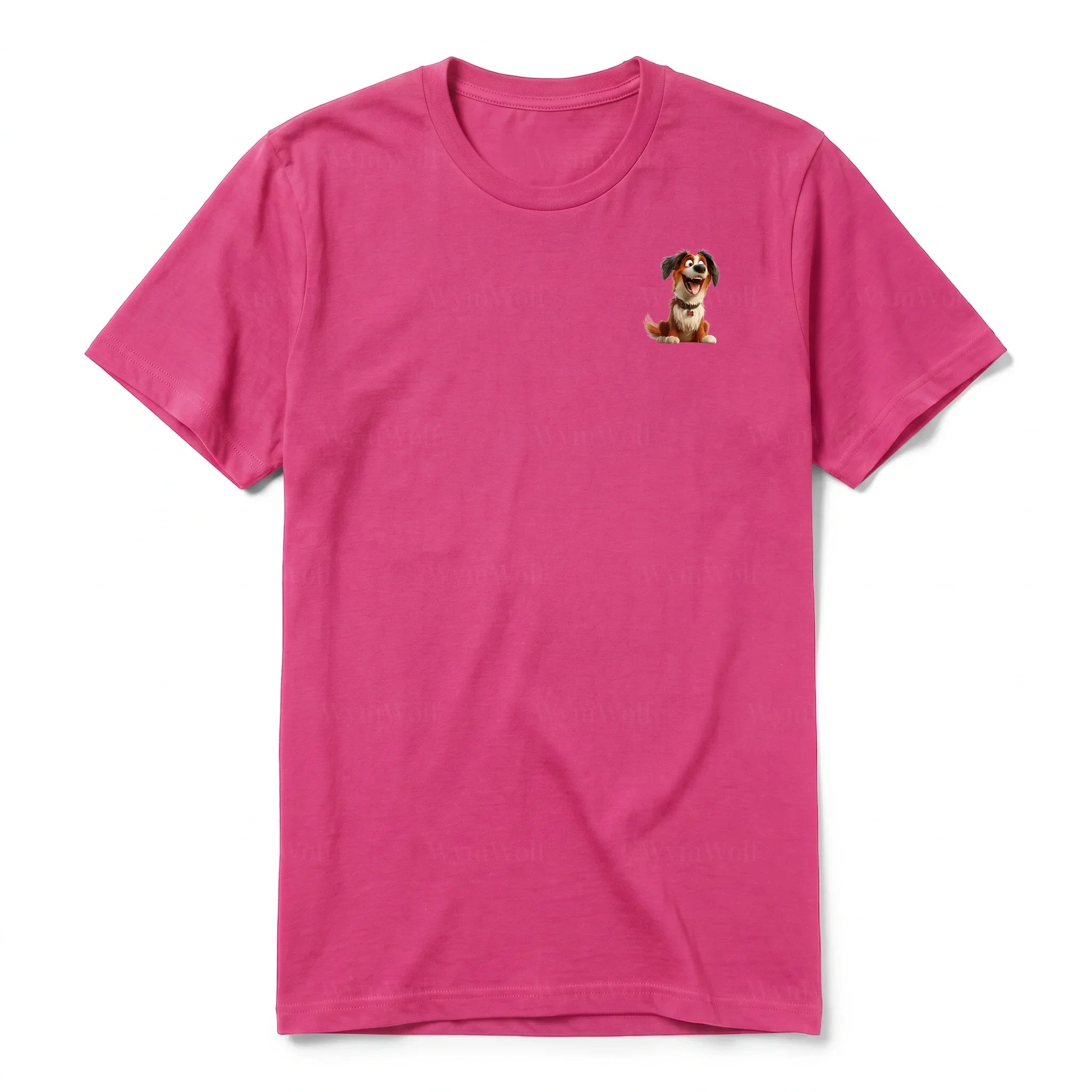 Un T-shirt framboise à manches courtes et col rond, orné d'un motif représentant un chien sur la poitrine gauche.