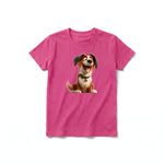 Un T-shirt framboise à manches courtes et col rond pour jeune, orné d'un motif représentant un chien sur le devant.