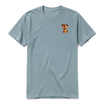 Un T-shirt sauge à manches courtes et col rond, orné d'un motif représentant un chien sur la poitrine gauche.