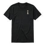 Un T-shirt noir à manches courtes et col rond, orné d'un motif représentant un chien sur la poitrine gauche.