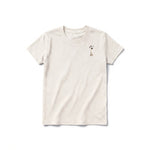 Un T-shirt blanc vintage à manches courtes et col rond pour jeune, orné d'un motif représentant un chien sur la poitrine gauche.