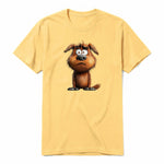 Un T-shirt moutarde à manches courtes et col rond, orné d'un motif représentant un chien sur le devant.