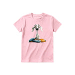 Un T-shirt rose à manches courtes et col rond pour jeune, orné d'un motif représentant un chien sur le devant.