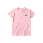 Un T-shirt rose à manches courtes et col rond pour jeune, orné d'un motif représentant un chien sur la poitrine gauche.