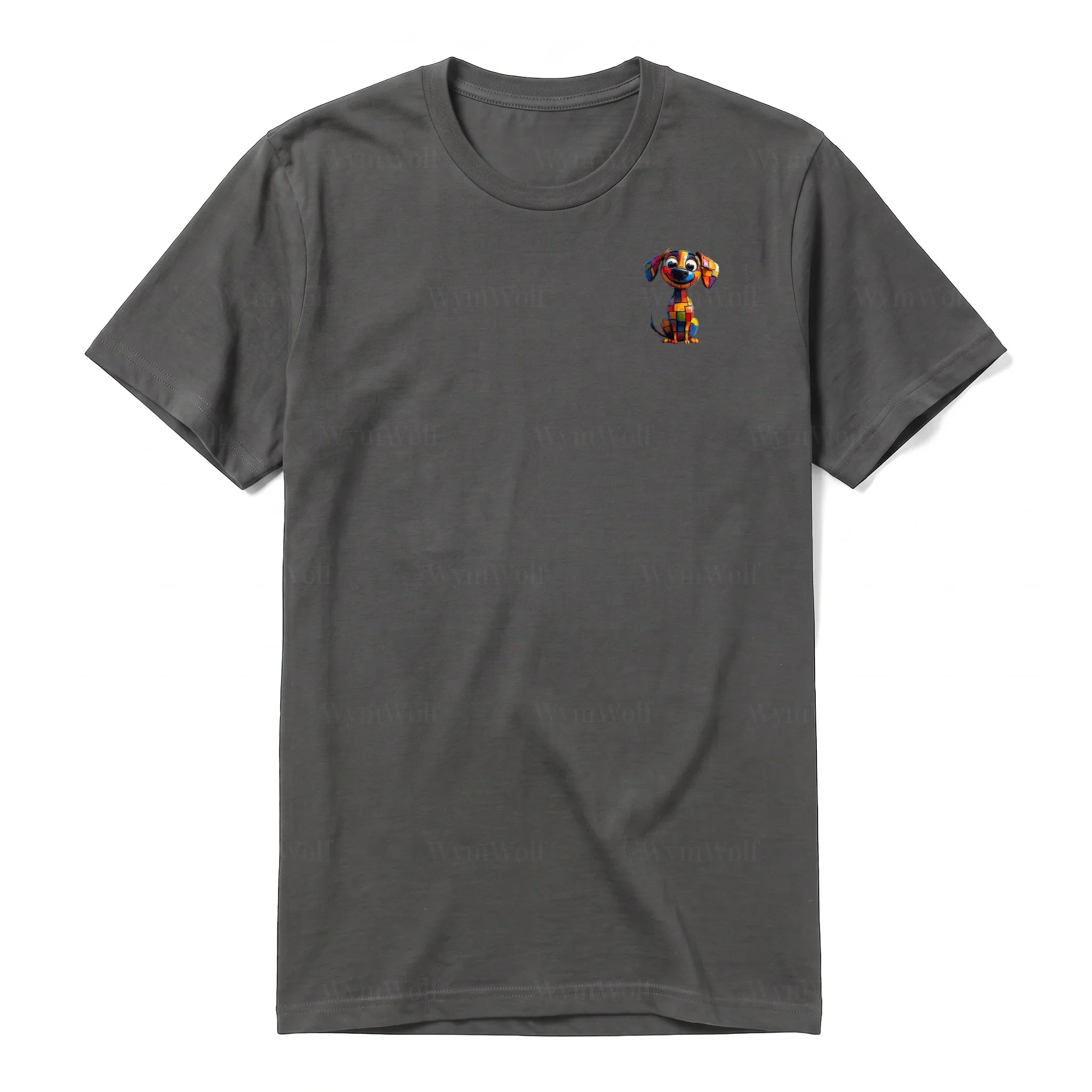 Un T-shirt charbon à manches courtes et col rond, orné d'un motif représentant un chien sur la poitrine gauche.