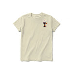 Un T-shirt latte à manches courtes et col rond pour jeune, orné d'un motif représentant un chien sur la poitrine gauche.