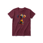 Un T-shirt marron à manches courtes et col rond pour jeune, orné d'un motif représentant un chien sur le devant.