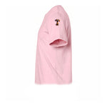 Un T-shirt rose à manches courtes et col rond, orné d'un motif représentant un chien sur le haut de la manche gauche.