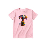 Un T-shirt rose à manches courtes et col rond pour jeune, orné d'un motif représentant un chien sur le devant.