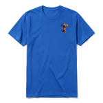 Un T-shirt royal à manches courtes et col rond, orné d'un motif représentant un chien sur la poitrine gauche.