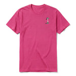 Un T-shirt framboise à manches courtes et col rond, orné d'un motif représentant un chien sur la poitrine gauche.
