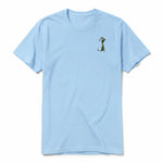 Un T-shirt poudre à manches courtes et col rond, orné d'un motif représentant un chien sur la poitrine gauche.