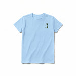 Un T-shirt poudre à manches courtes et col rond pour jeune, orné d'un motif représentant un chien sur la poitrine gauche.