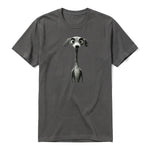 Un T-shirt charbon à manches courtes et col rond, orné d'un motif représentant un chien sur le devant.