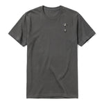Un T-shirt charbon à manches courtes et col rond, orné d'un motif représentant un chien sur la poitrine gauche.