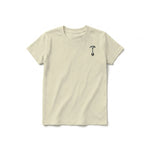 Un T-shirt latte à manches courtes et col rond pour jeune, orné d'un motif représentant un chien sur la poitrine gauche.