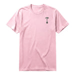 Un T-shirt rose à manches courtes et col rond, orné d'un motif représentant un chien sur la poitrine gauche.