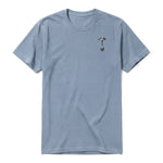 Un T-shirt steel-blue à manches courtes et col rond, orné d'un motif représentant un chien sur la poitrine gauche.