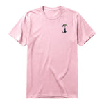 Un T-shirt rose à manches courtes et col rond, orné d'un motif représentant un chien sur la poitrine gauche.
