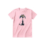 Un T-shirt rose à manches courtes et col rond pour jeune, orné d'un motif représentant un chien sur le devant.