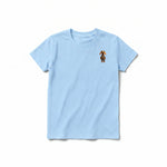 Un T-shirt poudre à manches courtes et col rond pour jeune, orné d'un motif représentant un chien sur la poitrine gauche.