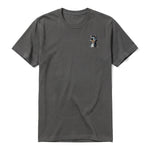 Un T-shirt charbon à manches courtes et col rond, orné d'un motif représentant un chien sur la poitrine gauche.