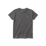 Un T-shirt charbon à manches courtes et col rond pour jeune, orné d'un motif représentant un chien sur la poitrine gauche.