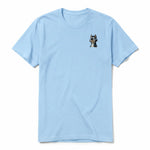 Un T-shirt poudre à manches courtes et col rond, orné d'un motif représentant un chien sur la poitrine gauche.
