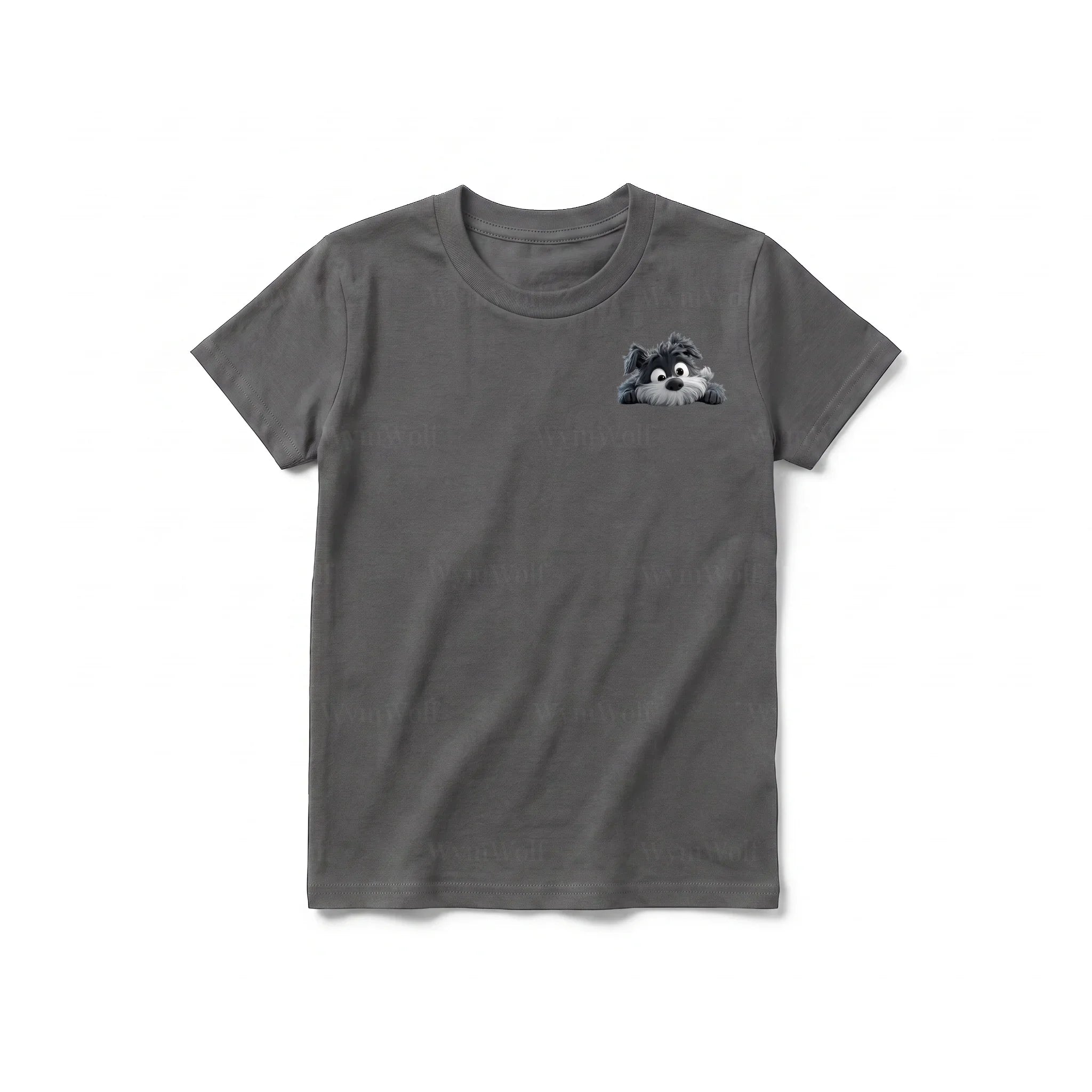 Un T-shirt charbon à manches courtes et col rond pour jeune, orné d'un motif représentant un chien sur la poitrine gauche.
