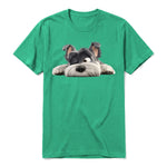 Un T-shirt kelly à manches courtes et col rond, orné d'un motif représentant un chien sur le devant.