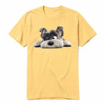 Un T-shirt moutarde à manches courtes et col rond, orné d'un motif représentant un chien sur le devant.