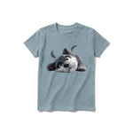 Un T-shirt sauge à manches courtes et col rond pour jeune, orné d'un motif représentant un chien sur le devant.