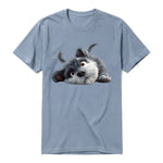 Un T-shirt steel-blue à manches courtes et col rond, orné d'un motif représentant un chien sur le devant.