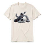 Un T-shirt blanc vintage à manches courtes et col rond, orné d'un motif représentant un chien sur le devant.