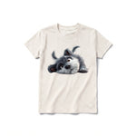 Un T-shirt blanc vintage à manches courtes et col rond pour jeune, orné d'un motif représentant un chien sur le devant.