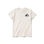 Un T-shirt blanc vintage à manches courtes et col rond pour jeune, orné d'un motif représentant un chien sur la poitrine gauche.