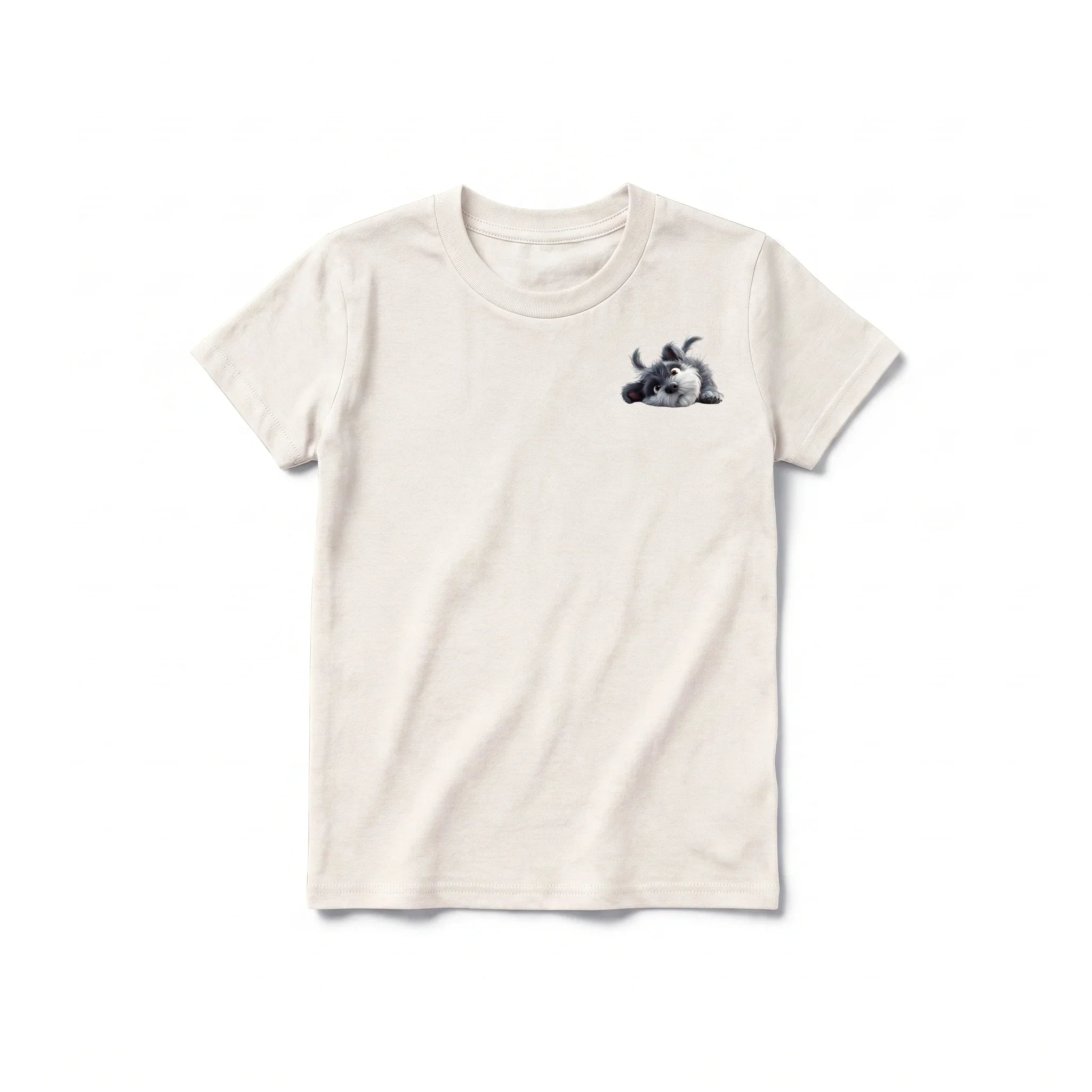 Un T-shirt blanc vintage à manches courtes et col rond pour jeune, orné d'un motif représentant un chien sur la poitrine gauche.
