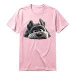 Un T-shirt rose à manches courtes et col rond, orné d'un motif représentant un chien sur le devant.