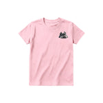 Un T-shirt rose à manches courtes et col rond pour jeune, orné d'un motif représentant un chien sur la poitrine gauche.