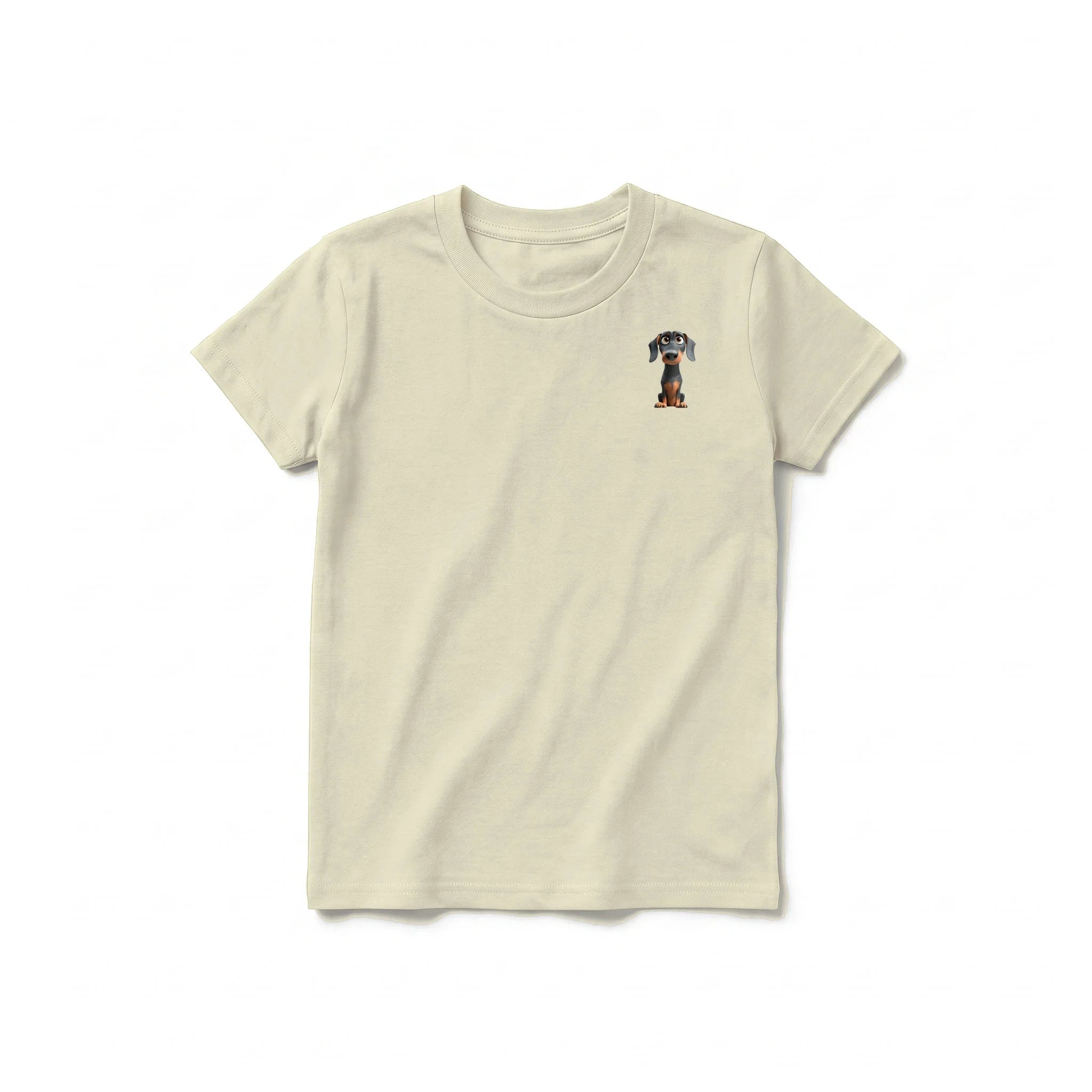 Un T-shirt latte à manches courtes et col rond pour jeune, orné d'un motif représentant un chien sur la poitrine gauche.