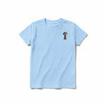 Un T-shirt poudre à manches courtes et col rond pour jeune, orné d'un motif représentant un chien sur la poitrine gauche.